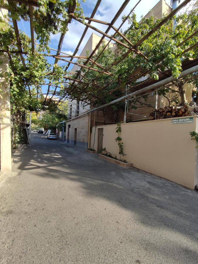 Hotelise I Bells-Of-Ireland Apartment Erevan Esterno foto